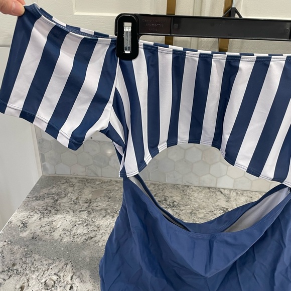 One piece Swimsuit - Picture 3 of 3